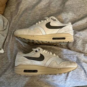 Nike Men's Cream and Black Sneakers